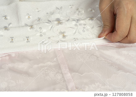 長襦袢の襟に半襟を縫い付ける 127808058