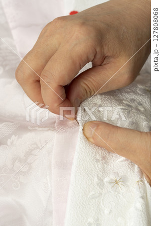 長襦袢の襟に半襟を縫い付ける 長襦袢の襟に半襟を縫い付ける 127808068