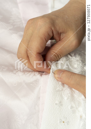 長襦袢の襟に半襟を縫い付ける 長襦袢の襟に半襟を縫い付ける 127808071