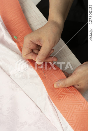 長襦袢の襟に伊達襟を縫い付ける 長襦袢の襟に伊達襟を縫い付ける 127808123