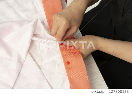長襦袢の襟に伊達襟を縫い付ける 長襦袢の襟に伊達襟を縫い付ける 127808128