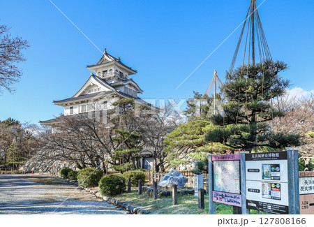 長浜城天守と説明板を見る豊公園風景 127808166