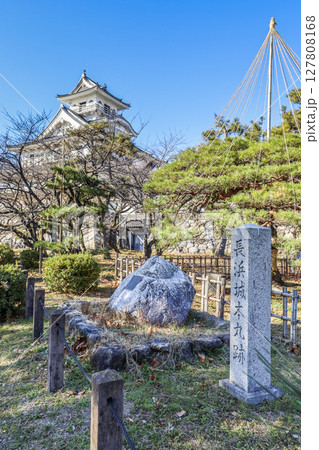 天守を背景に見る長浜城本丸跡の石柱 127808168