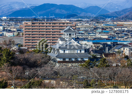 山並みを背景に見る長浜城天守 山並みを背景に見る長浜城天守 127808175