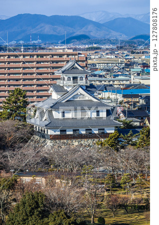 山並みを背景に見る長浜城天守 山並みを背景に見る長浜城天守 127808176