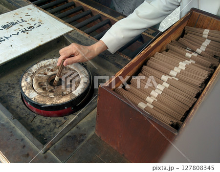 The incense burner at old temple / 日本の古刹寺院にある香炉 127808345