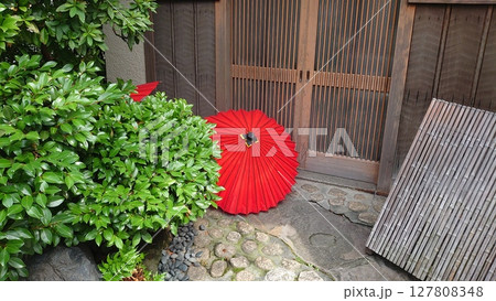 和傘の置かれた玄関 和傘の置かれた玄関 127808348