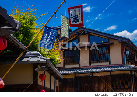 【京都風景】清水寺参道　風情ある京町屋の景色 127808458