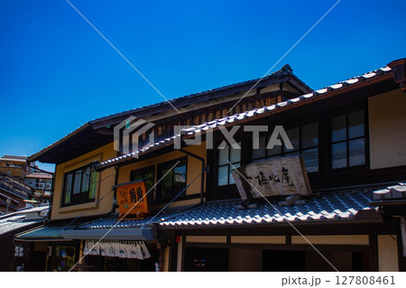 【京都風景】清水寺参道　風情ある京町屋の景色 127808461