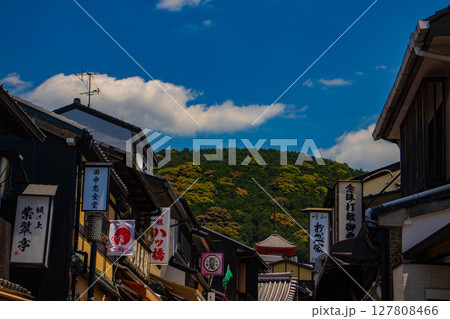 【京都風景】清水寺参道　風情ある京町屋の景色 127808466