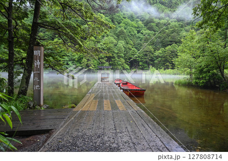 上高地　朝もやの明神池 127808714