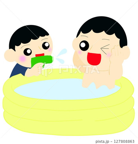 ビニールプールで水遊びをする兄弟 127808863