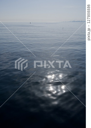 別府市の海辺から眺める別府湾 127808886