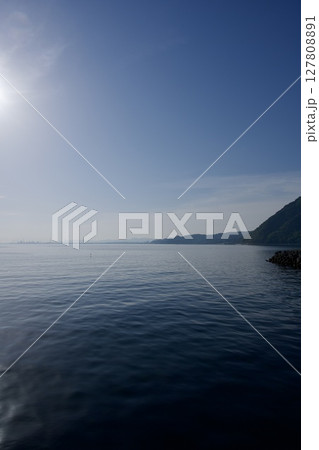 別府市の海辺から眺める別府湾 別府市の海辺から眺める別府湾 127808891