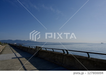 別府市の海辺から眺める別府湾 127808894