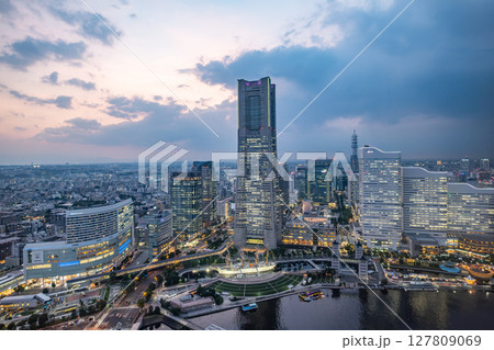 神奈川県横浜市みなとみらいの夜景 127809069