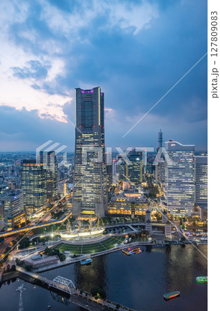 神奈川県横浜市みなとみらいの夜景 127809083