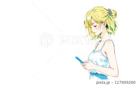 スマホを使う金髪の女性 127809260