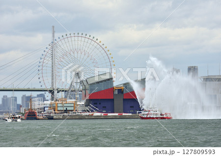 大阪港の帆船パレードの消防艇 127809593