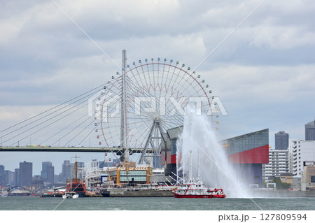 大阪港の帆船パレードの消防艇 127809594
