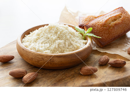 アーモンドプードルとフィナンシェ アーモンドプードルとフィナンシェ 127809746