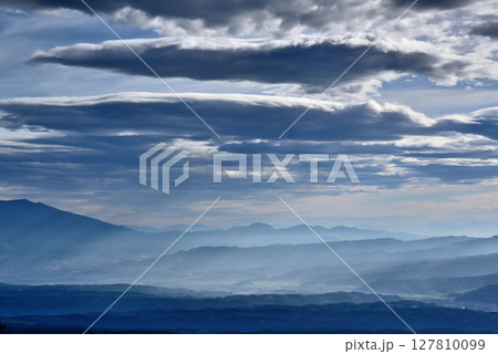 メルヘン街道から見る朝霧の浅間山と小諸市 佐久市 127810099