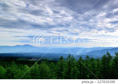 メルヘン街道から見る朝霧の浅間山と小諸市 佐久市 127810106
