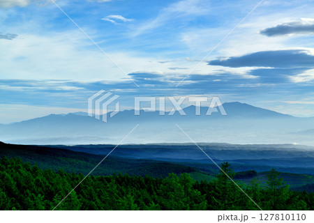メルヘン街道から見る朝霧の浅間山と小諸市 佐久市 127810110