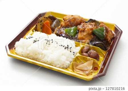 唐揚げの入ったお弁当　白バック 127810216