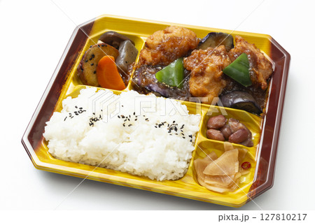 唐揚げの入ったお弁当　白バック 127810217
