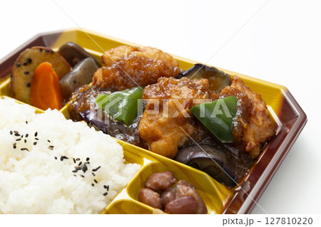 唐揚げの入ったお弁当　白バック 127810220