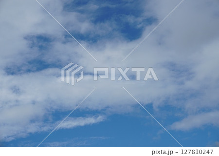 雲の多い夏の青空 雲の多い夏の青空 127810247