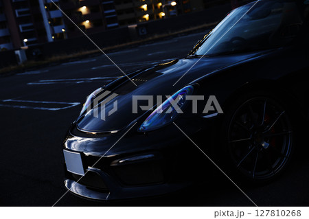 艶々の黒いスポーツカー 127810268