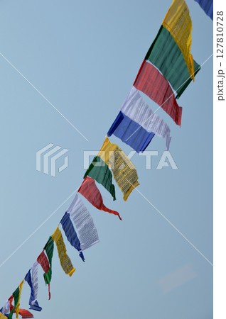 dar lcog in Tibet / チベット仏教のタルチョー(五色旗) - タテ撮り 127810728