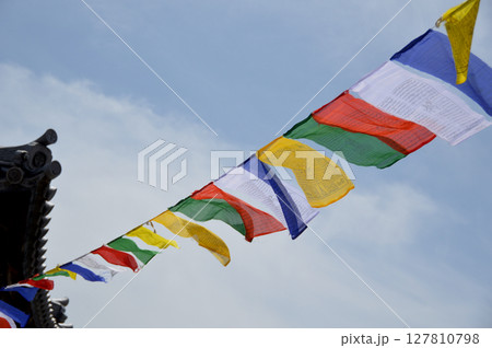 dar lcog in Tibet / 仏教寺院に掲げられるチベット仏教のタルチョー(五色旗) dar lcog in Tibet / 仏教寺院に掲げられるチベット仏教のタルチョー(五色旗) 127810798