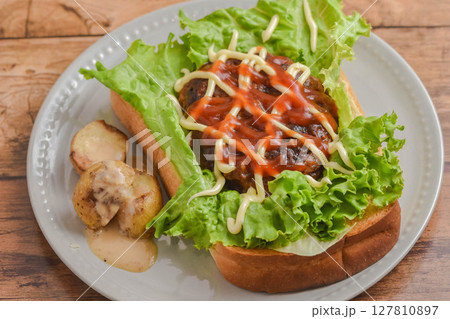 ハンバーグトースト 127810897