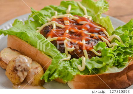 ハンバーグトースト 127810898