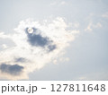 雲に隠され輪郭だけ見える太陽（明るめ） 127811648