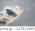 雲に隠され輪郭だけ見える太陽（暗め） 127811649