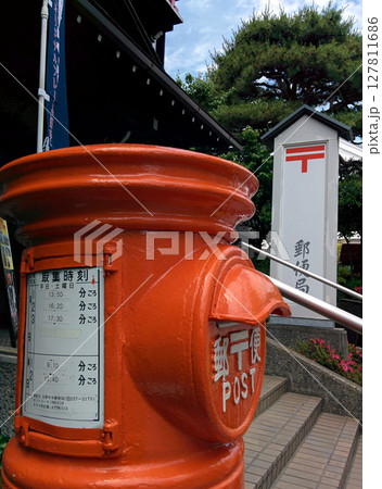 japanese post box (retro-style) / 昭和レトロ調の郵便ポスト 127811686