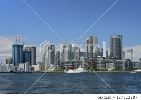 東京湾から見たウォーターフロントのビル群 127812287