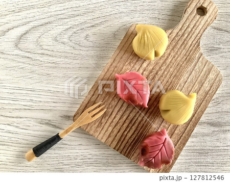 葉っぱ散る秋の練り切り 葉っぱ散る秋の練り切り 127812546