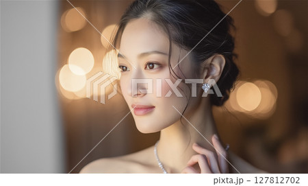 ダイヤのアクセサリーを身につけた若い日本人 ダイヤのアクセサリーを身につけた若い日本人 127812702