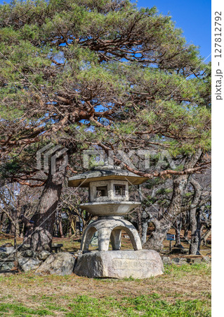 琵琶湖湖畔豊公園に見る石灯籠 127812792