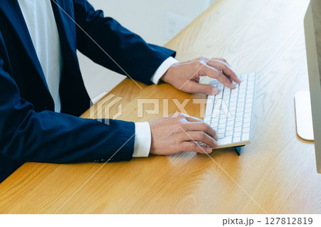 パソコンで作業をする男性の手元 パソコンで作業をする男性の手元 127812819