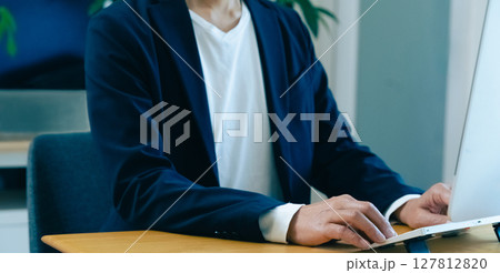 パソコンで作業をする男性の手元 127812820