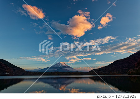 精進湖畔から見る夕暮れの富士山 127812928