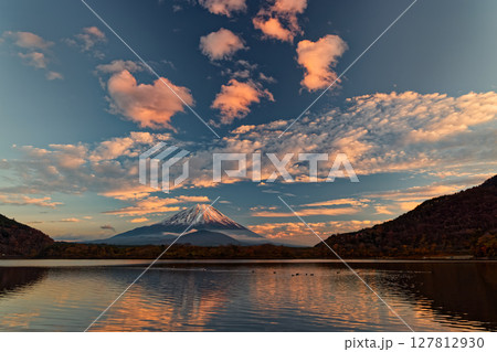 精進湖畔から見る夕暮れの富士山 127812930