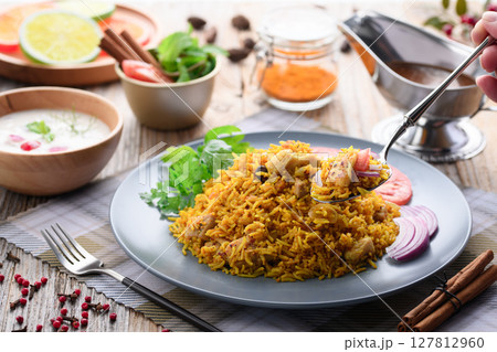 インド料理 チキンビリヤニとライタ ( インド風ヨーグルトサラダ ) インド料理 チキンビリヤニとライタ ( インド風ヨーグルトサラダ ) 127812960