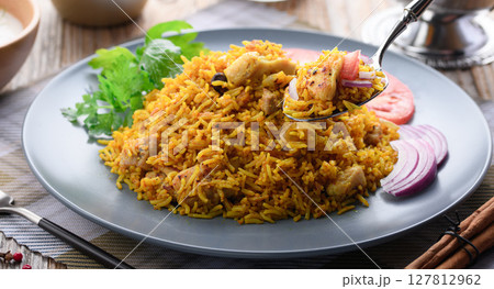 インド料理 チキンビリヤニとライタ ( インド風ヨーグルトサラダ ) インド料理 チキンビリヤニとライタ ( インド風ヨーグルトサラダ ) 127812962